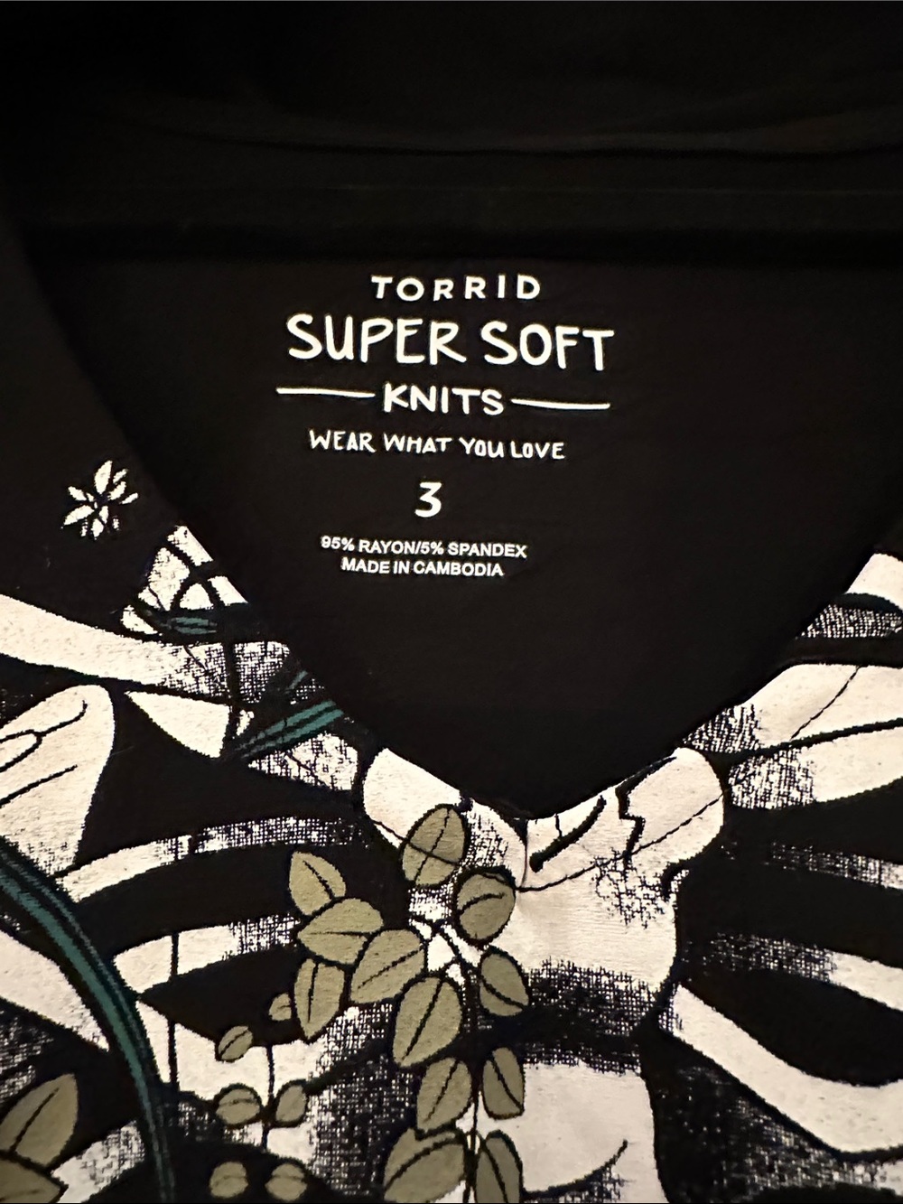 torrid Super soft Black Hooded Tunic White Ribcage & Teal Vine Print size 3x - Picture 4 of 5